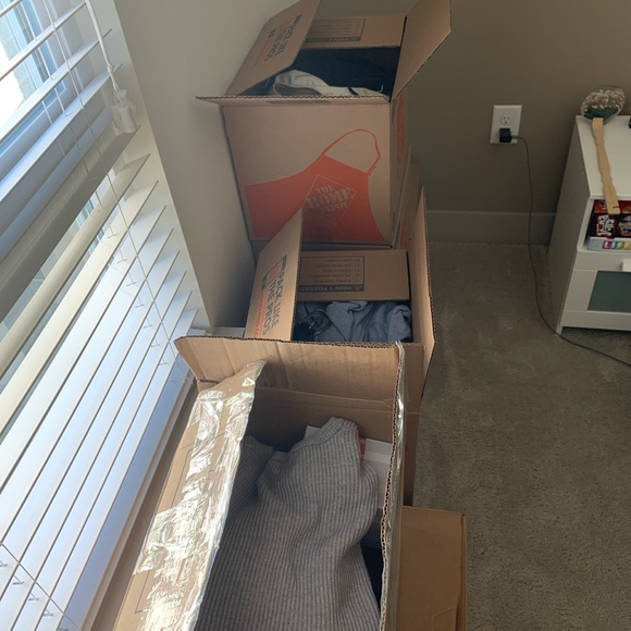 MYSTERY BOX WOMEN’S CLOTHES - Picture 2 of 2